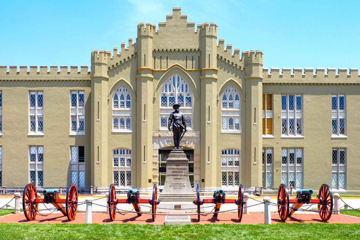 Virginia Military Institute zal Confederate standbeelden niet verwijderen of gebouwen hernoemen