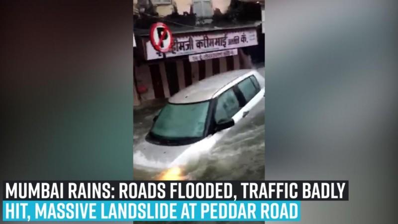Regens in Mumbai: wegen overstroomd, verkeer zwaar getroffen, enorme aardverschuivingen op Peddar Road