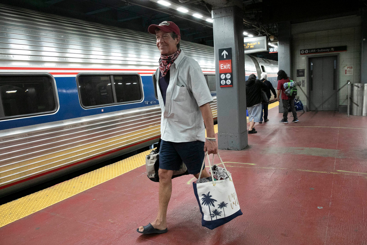 Out-of-staters stormen Penn Station binnen te midden van COVID-19 hardhandig optreden