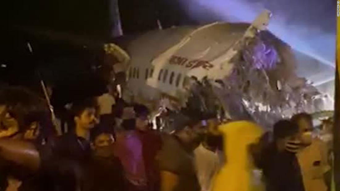 Bij de crash van Air India in Kerala komen er drie om het leven nadat het vliegtuig van de landingsbaan glijdt