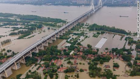 Record overstromingen China beïnvloedt de toeleveringsketen van persoonlijke beschermingsmiddelen naar de VS.