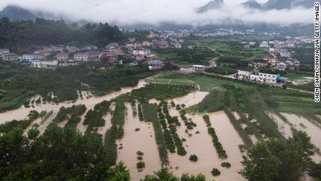 Deze luchtfoto gemaakt op 6 juli toont ondergelopen landbouwgrond in Shimen County, in de provincie Hunan in centraal China.  Het land is getroffen door de ergste overstromingen in jaren.