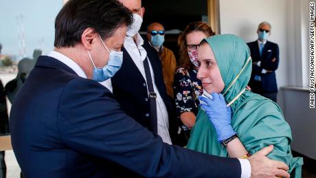 De ongekozen premier van Italië, Giuseppe Conte (links), wordt geprezen voor zijn daadkrachtige optreden.