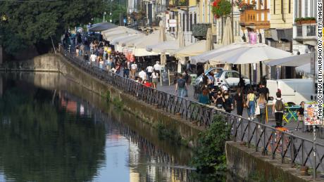 Milaan in mei.  Mensen in Italië gaan uit eten in restaurants en genieten van de zomertraditie van een aperitivo op een plaatselijk plein of bar.