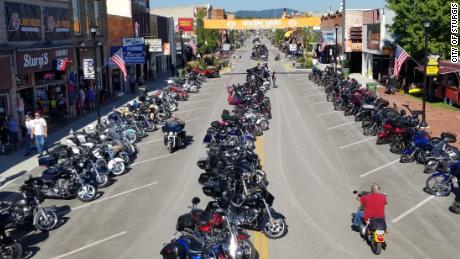 Een motorrally die tienduizenden toeristen naar een kleine stad in South Dakota brengt, staat op het punt te beginnen