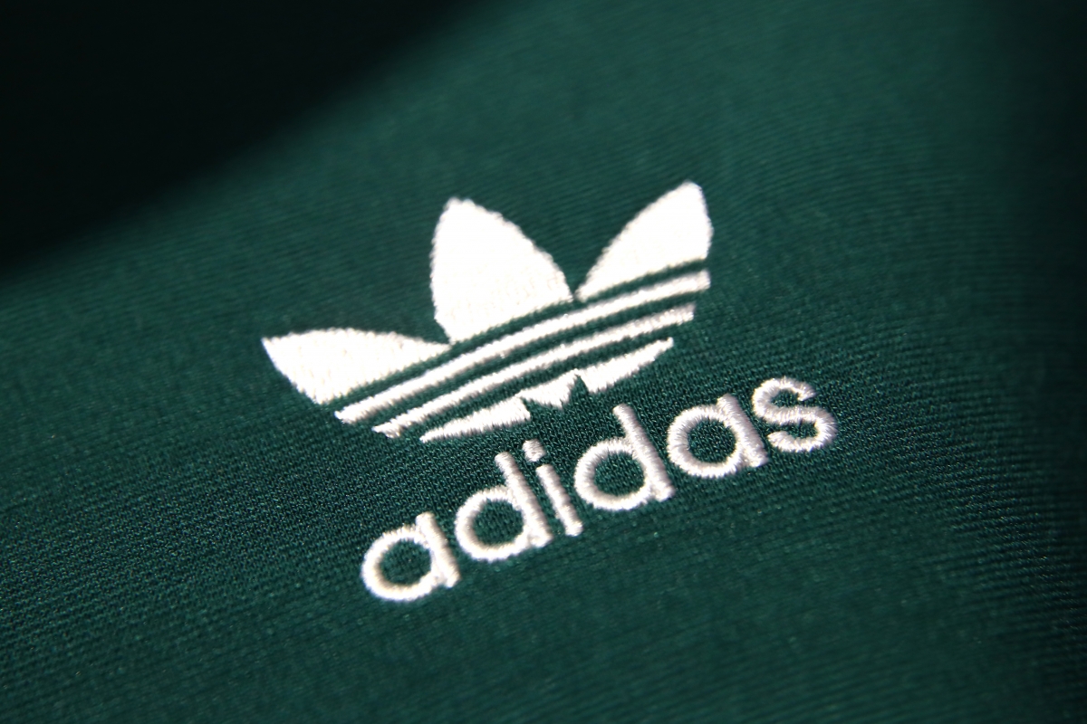 Adidas en Puma gaan de strijd aan om tenuesponsoring voor mannen in het blauw