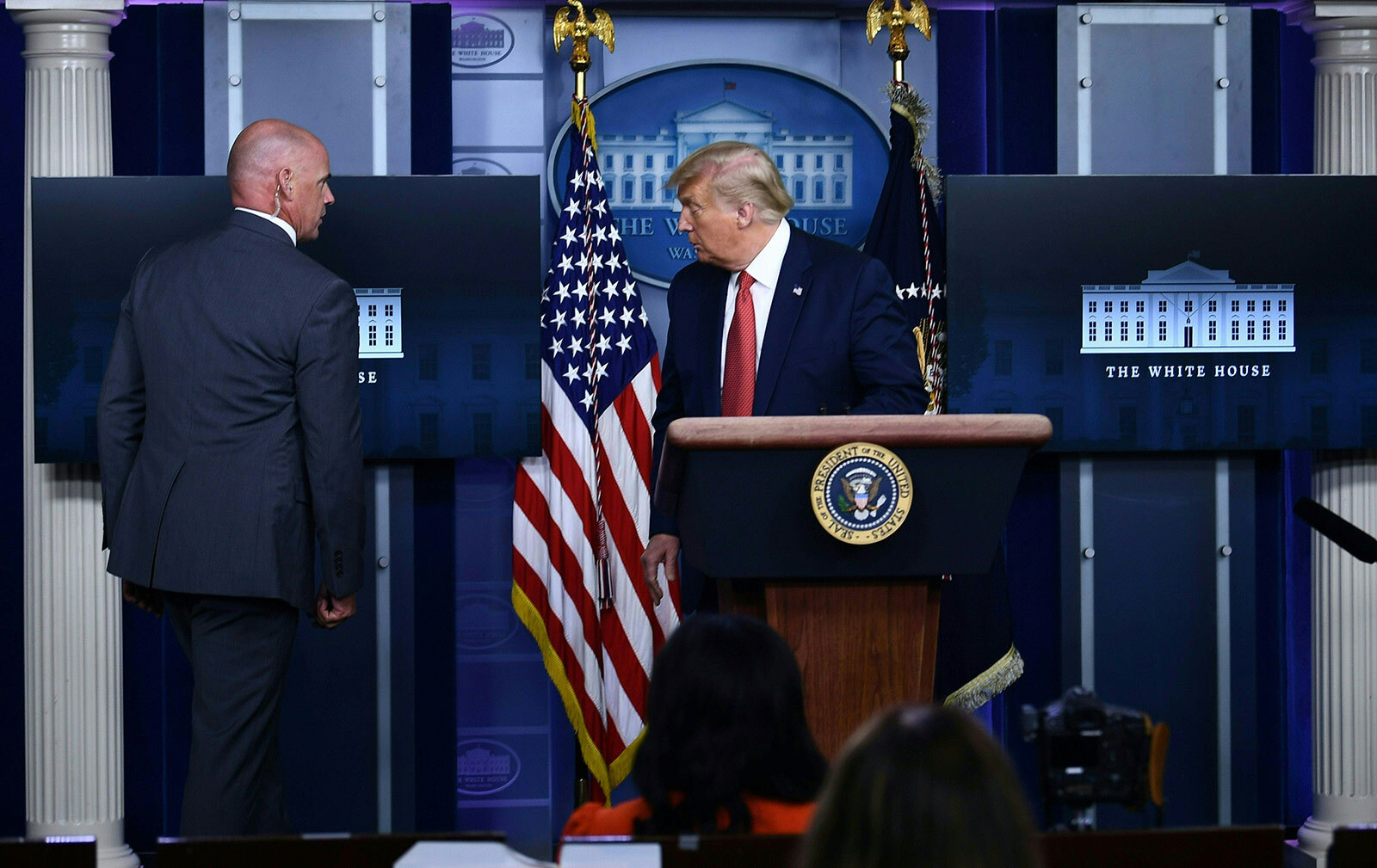 Trump verlaat abrupt de briefing over het coronavirus na een schietpartij in de buurt van het Witte Huis