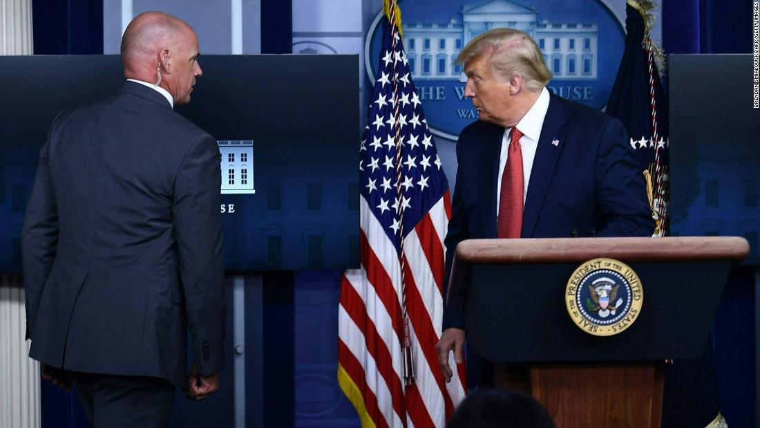 Trump verlaat kort de persbriefing na het fotograferen in de buurt van het Witte Huis