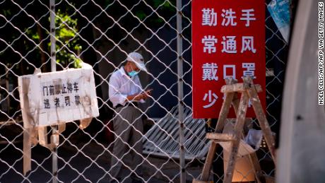 Beijing legt de hele stad een zachte vergrendeling op en verscherpt de uitgaande reizen naarmate besmettingen met het coronavirus zich verspreiden