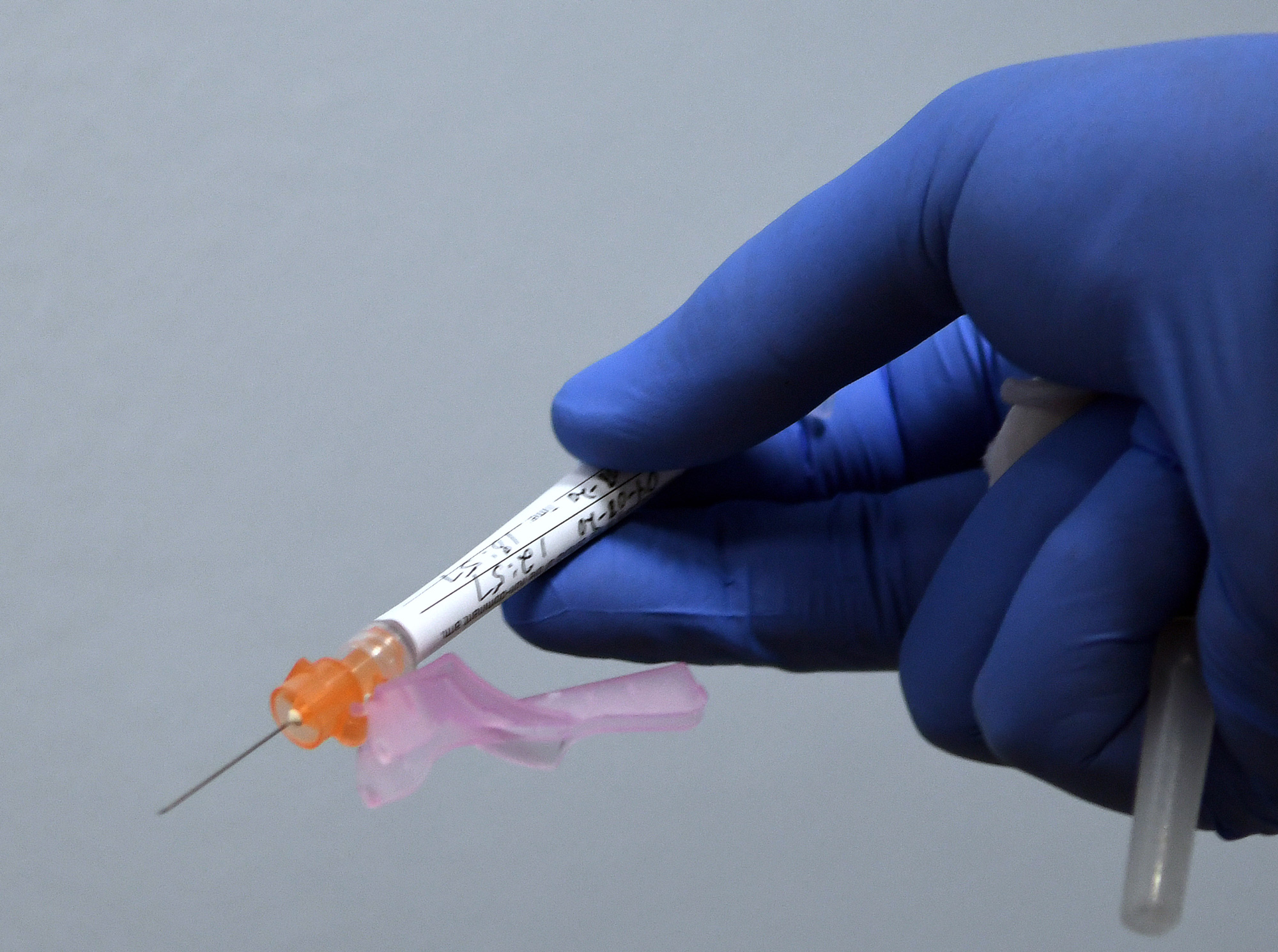 Onderzoeker van vaccinonderzoek zegt dat de resultaten waarschijnlijk niet voor het einde van het jaar zullen komen