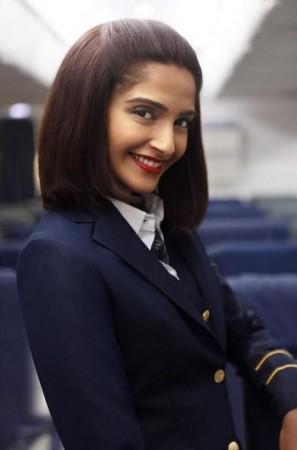 Eerste blik: Sonam Kapoor lijkt op dappere stewardess Neerja Bhanot in Ram Madhvani Directorial 'Neerja'