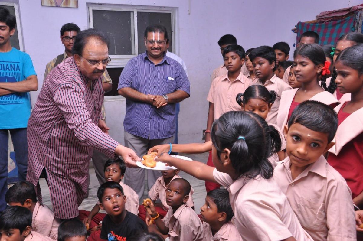 Raghava Lawrence bidt voor het snelle herstel van SP Balasubrahmanyam, deelt foto’s van SPB die voedsel voor wezen serveert