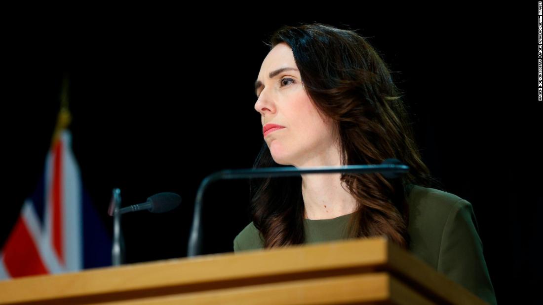 De Nieuw-Zeelandse premier Jacinda Ardern stelt de verkiezing over Covid-19 uit