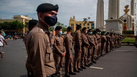 De Thaise politie patrouilleert op 16 augustus 2020 in Bangkok voor een anti-regeringsbijeenkomst bij het Democracy Monument.