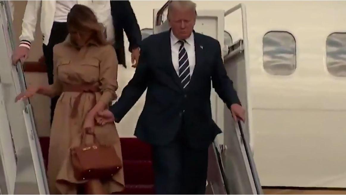 Melania schudt Donald Trump OPNIEUW af;  First lady heeft een hekel aan hand in hand met President: Watch