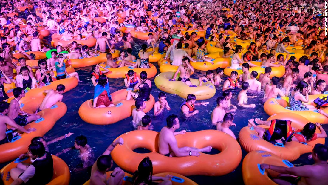 Wuhan organiseert een groot waterparkfeest omdat de bezorgdheid over het coronavirus afneemt