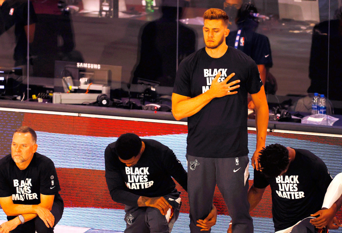 Black Lives Matter-ondersteunende NBA-speler staat voor anthem