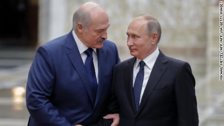 Wit-Rusland zegt dat het gearresteerde Russische huurlingen zijn, terwijl de kloof tussen sterke mannen Poetin en Loekasjenko groeit