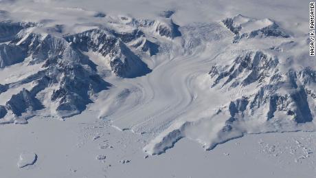 De opwarming van de oceaan veroorzaakt enorm verlies van ijskappen in Groenland en Antarctica, blijkt uit NASA-studie