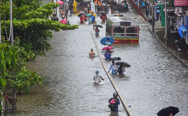 Hevige regen, 70 km / u winden Buffet Mumbai, lokale bewoners gevraagd om thuis te blijven
