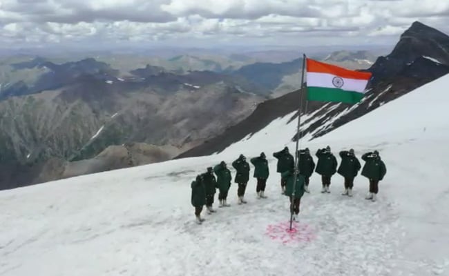 Indiase soldaten heffen de vlag in J & K’s Gurez.  Cue kippenvel