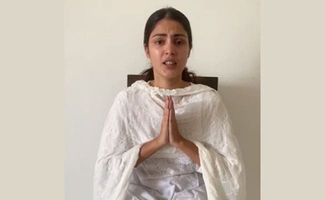 Rhea Chakraborty opgeroepen door het directoraat Handhaving