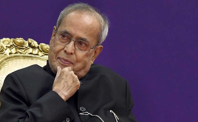 “Verzoek iedereen om door te gaan met bidden”: Pranab Mukherjee’s zoon tweets